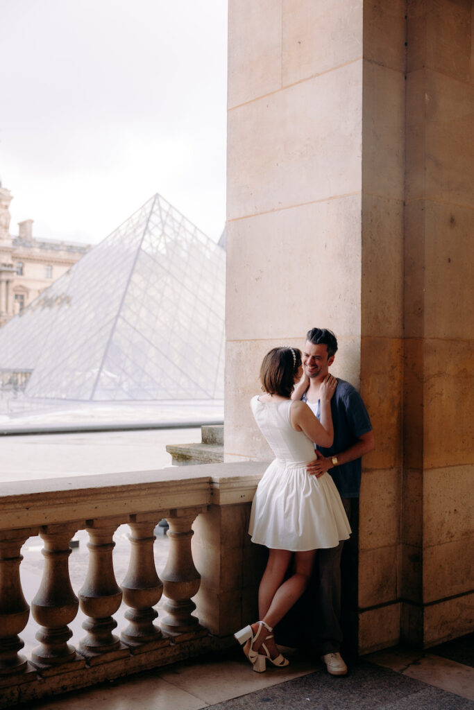 Louvre pre-wedding photoshoot in Paris