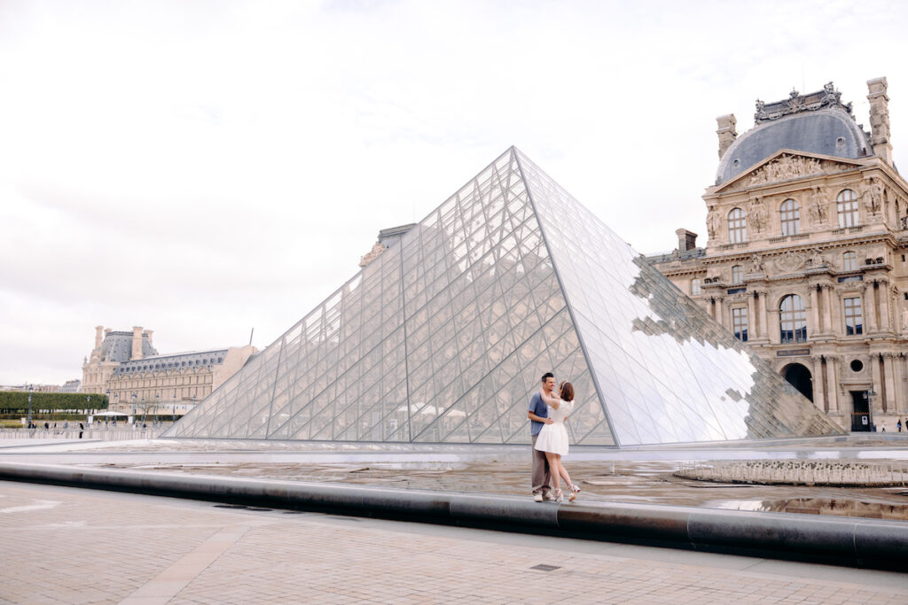 Louvre pre-wedding photoshoot in Paris