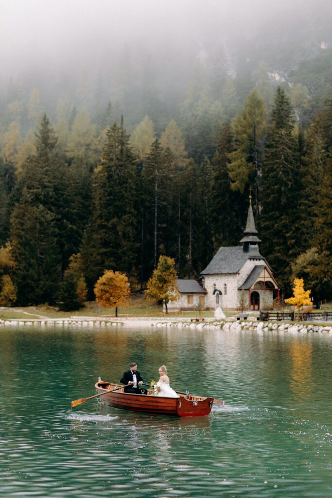 wedding couple in a rowing boat on lago di Braies photography