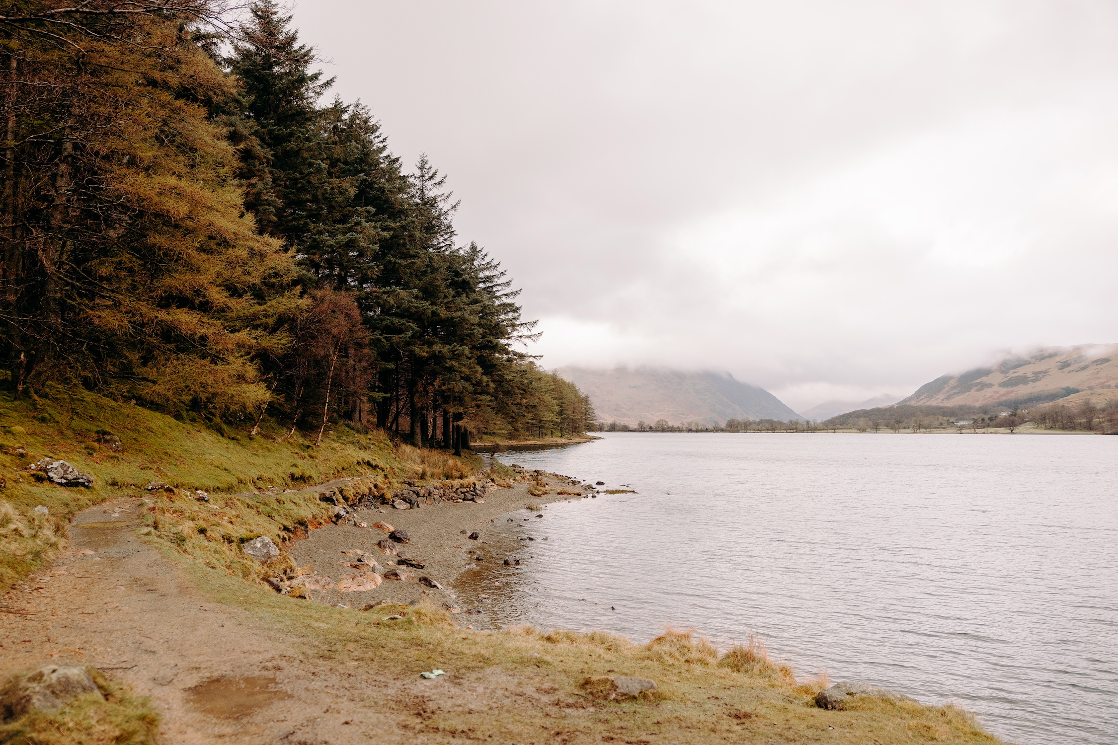 couples photography at Buttermere lake in the lake district national park