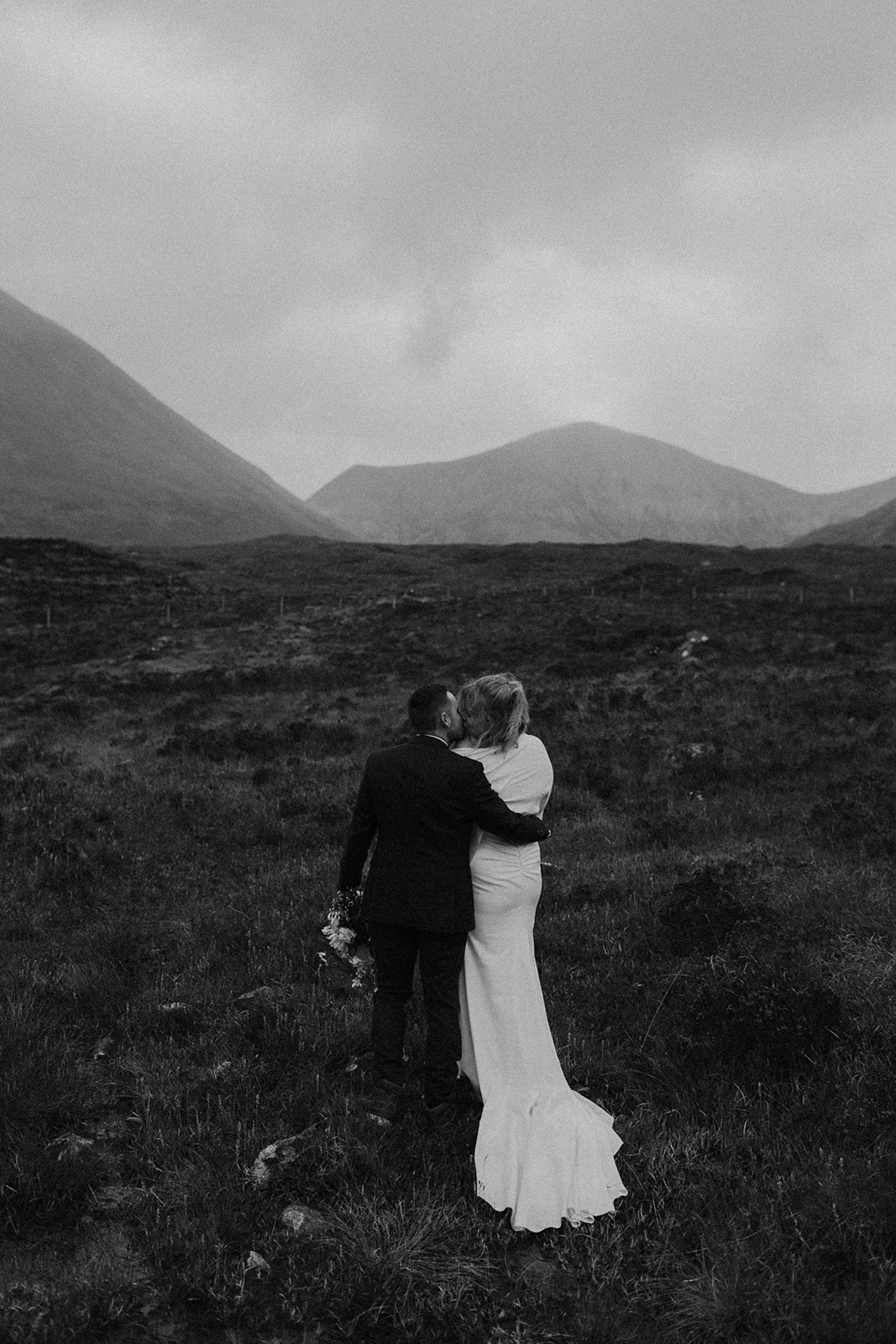 Moody black and white photo of a wedding couple near Sligachan Bridge on Isle of Skye